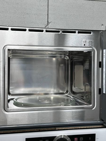 Белый комплект bosch Духовой шкаф HBG672BW1S и микроволновка BFL524MW0 DK0017 фото